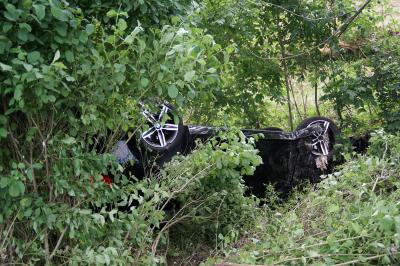 PKW faehrt Boeschung hinunter in Sindelfingen